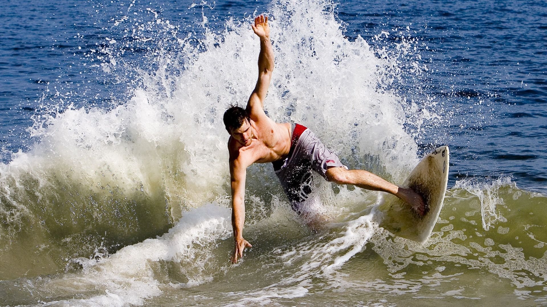 “金牛区城北体育馆：运动舞蹈赛上，舞者们以舞步挑战极限，震撼赛场”